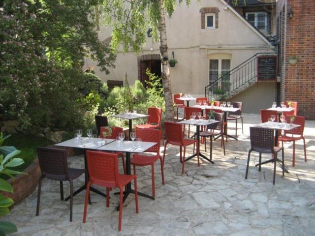 Logis Hotel Restaurant Le Cheval Blanc Charny-Oree-de-Puisaye Exterior foto